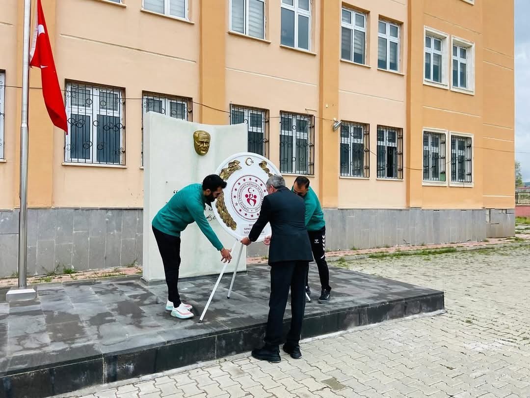 Gençlik haftası coşkusu çelenk sunma töreni ile başladı