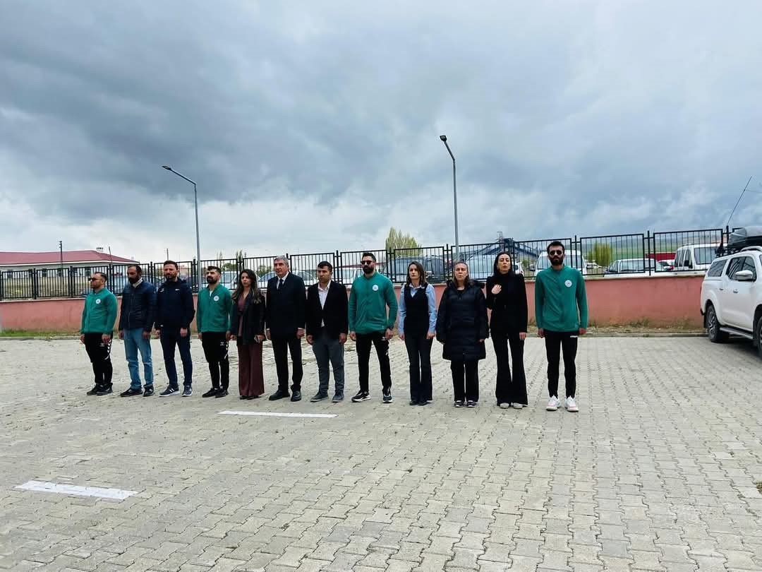 Gen&ccedil;lik haftası coşkusu &ccedil;elenk sunma t&ouml;reni ile başladı
