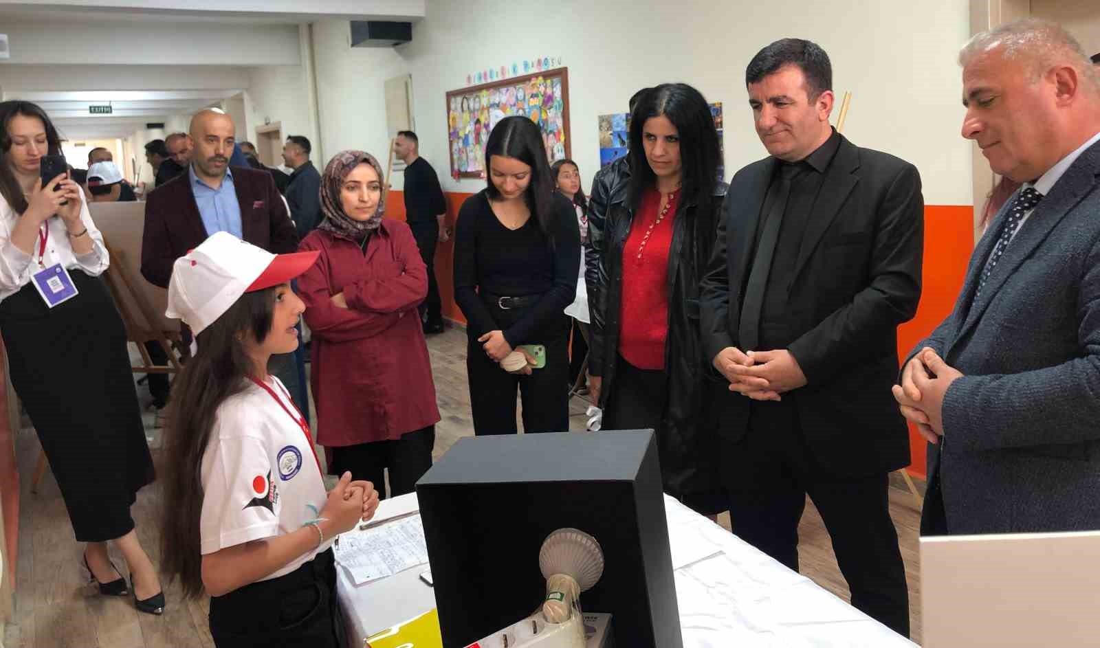 Hakkari SPK Ortaokulunda TÜBİTAK 4006 Fuarı’na büyük ilgi