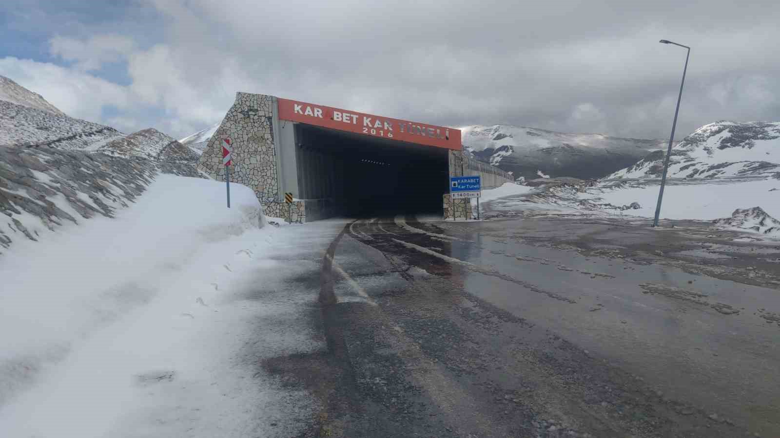 Van’da dağların zirvesinde kar, ovalarında çiçek