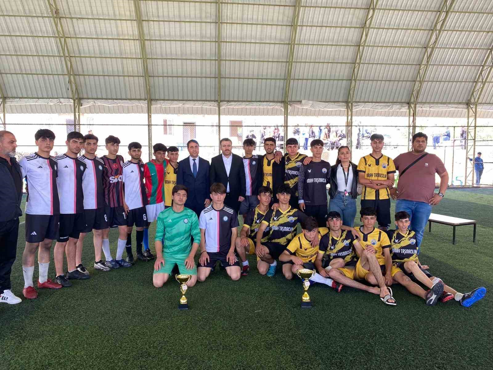 Liseler arası futbol turnuvası birincisi kupasını Kaymakam Yurdagül’den aldı