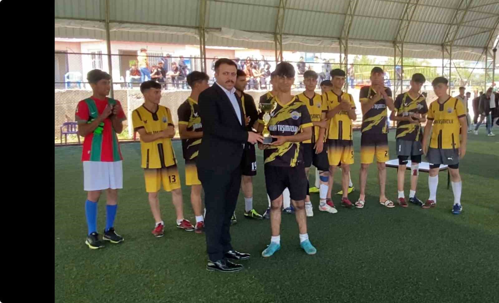 Liseler arası futbol turnuvası birincisi kupasını Kaymakam Yurdagül’den aldı