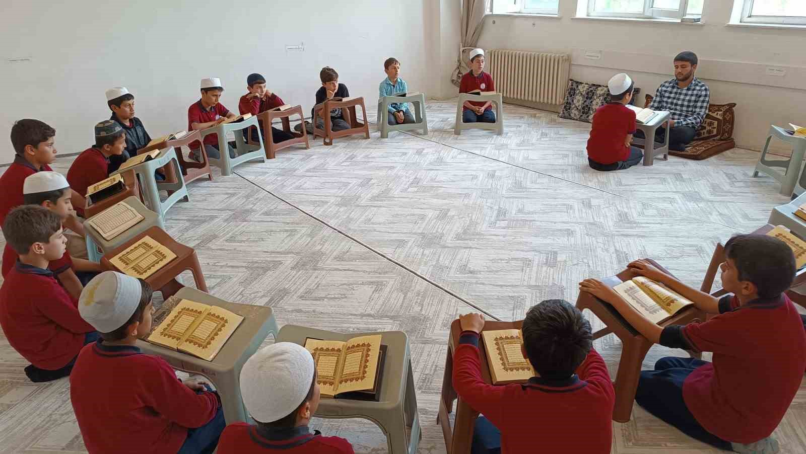 Batman’da öğrenciler hem örgün hem hafızlık eğitimi ile geleceğe hazırlanıyor