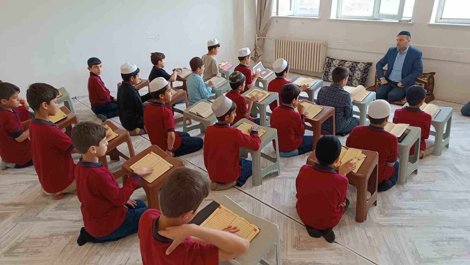 Batman&rsquo;da &ouml;ğrenciler hem &ouml;rg&uuml;n hem hafızlık eğitimi ile geleceğe hazırlanıyor
