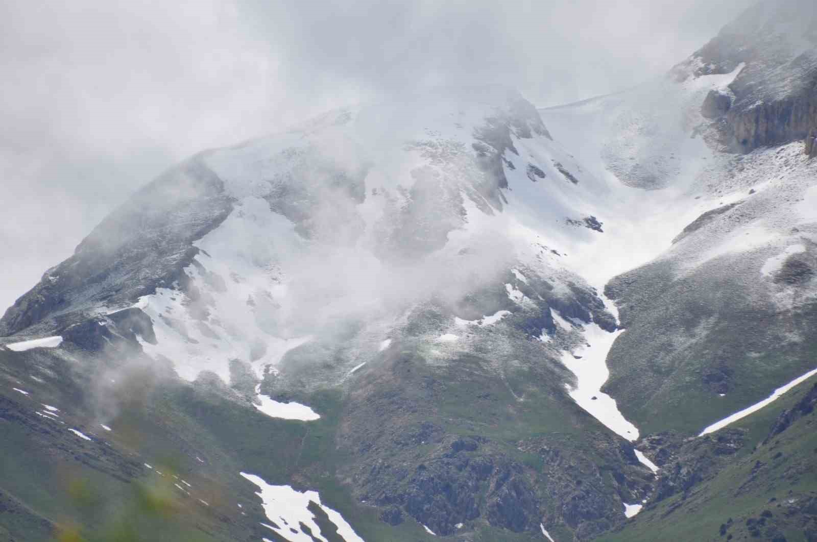 Tunceli&rsquo;de y&uuml;ksek kesimlere kar yağdı
