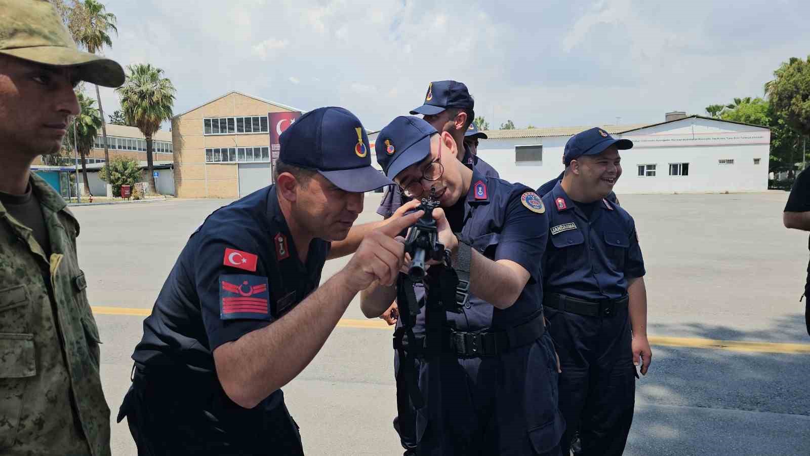 Mersin’de özel bireyler asker olma heyecanı yaşadı