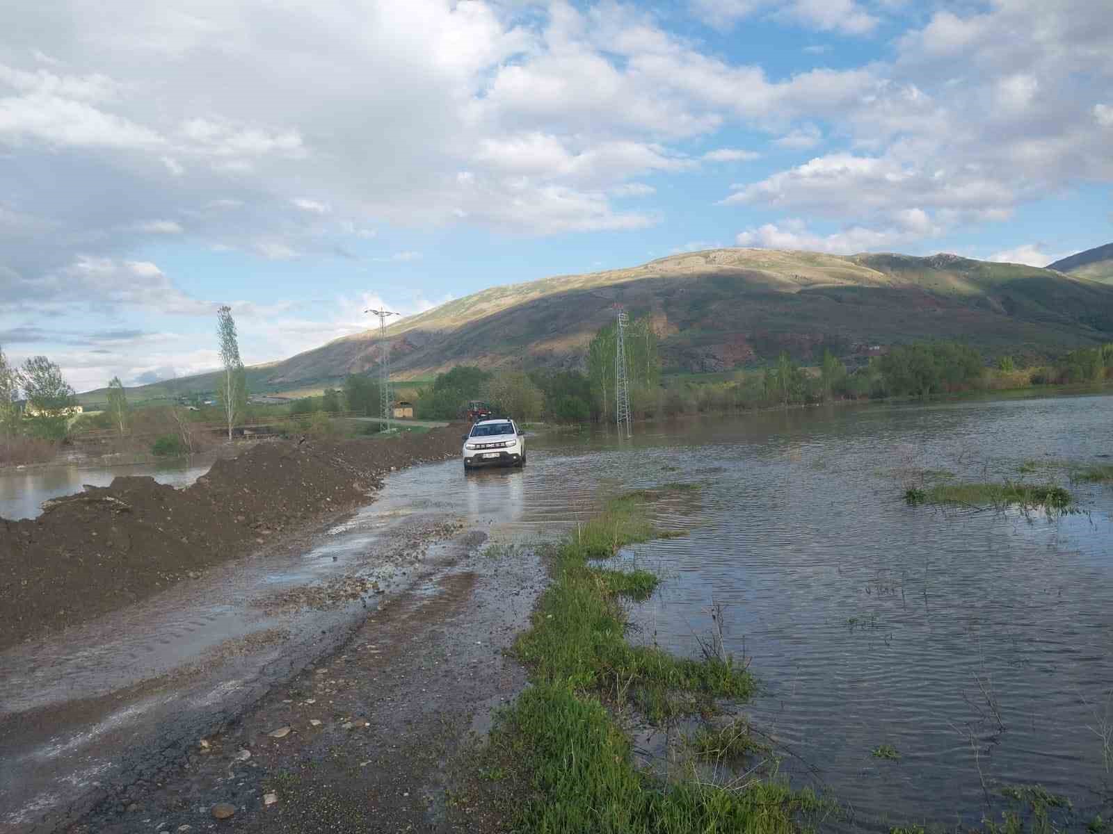 Su taşkını yüzünden kapanan köy yolları yeniden ulaşıma açıldı