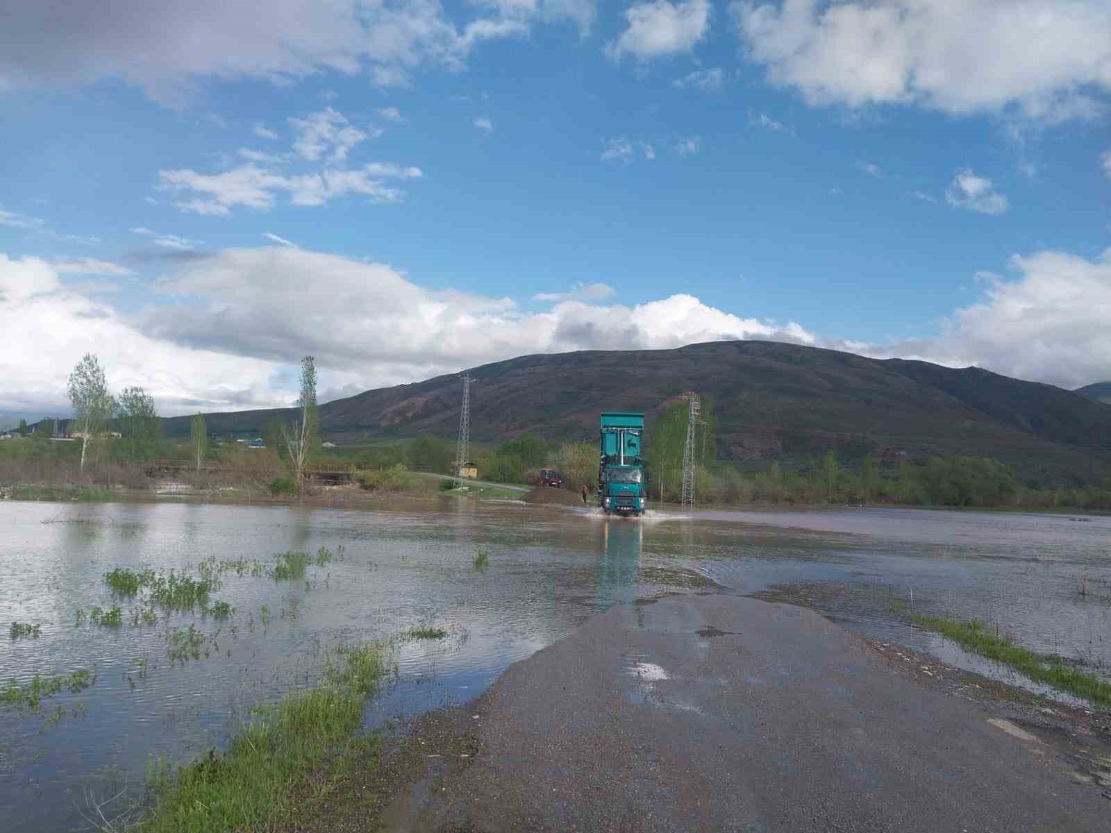Su taşkını y&uuml;z&uuml;nden kapanan k&ouml;y yolları yeniden ulaşıma a&ccedil;ıldı
