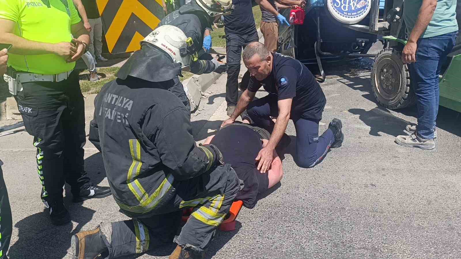 Turistler devrilen ara&ccedil;tan forklift yardımıyla &ccedil;ıkarıldı
