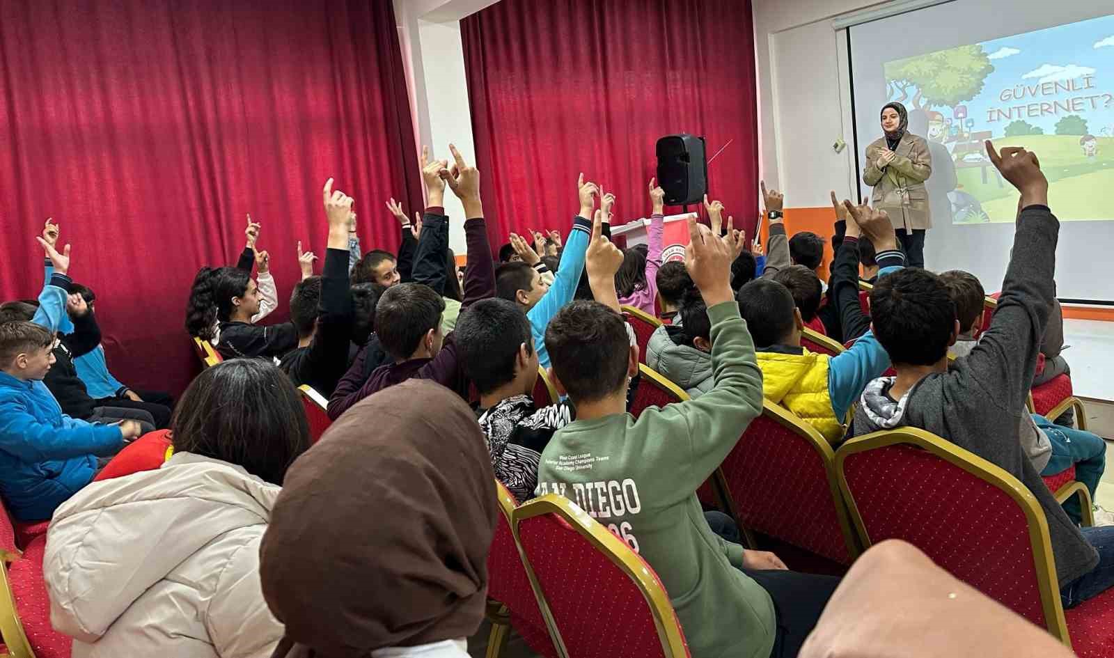 Bayburt’ta öğrenciler güvenli internet kullanımı hakkında bilgilendirildi