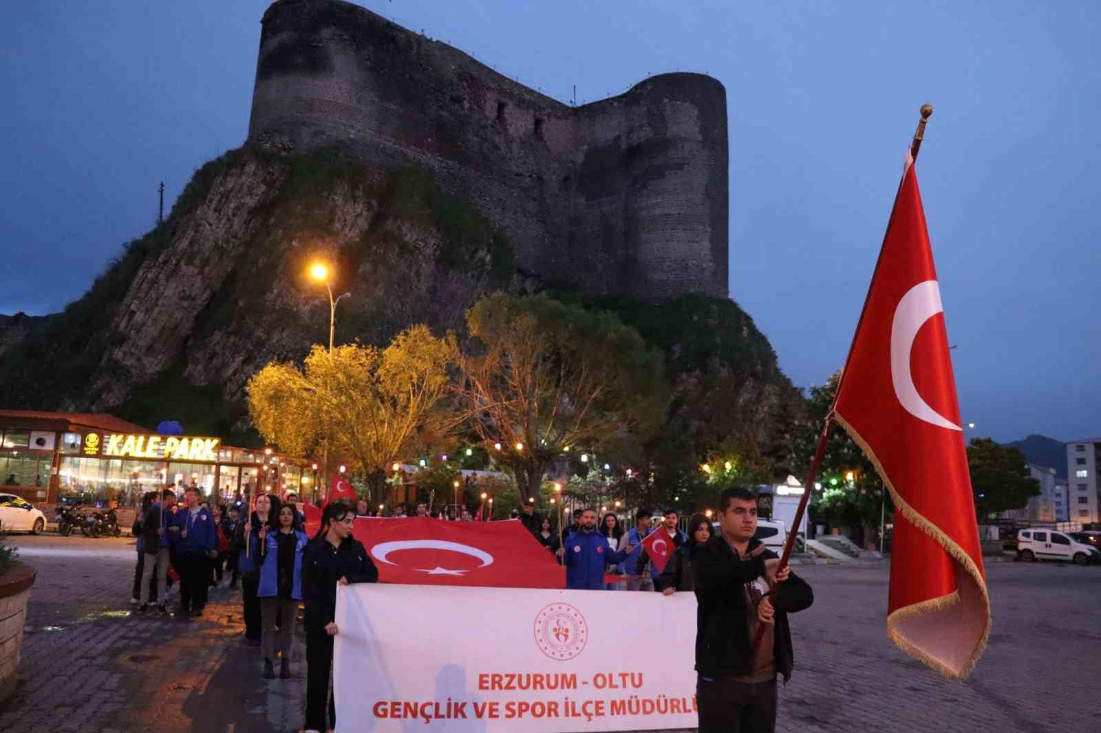 Gençler meşalelerle yürüdü