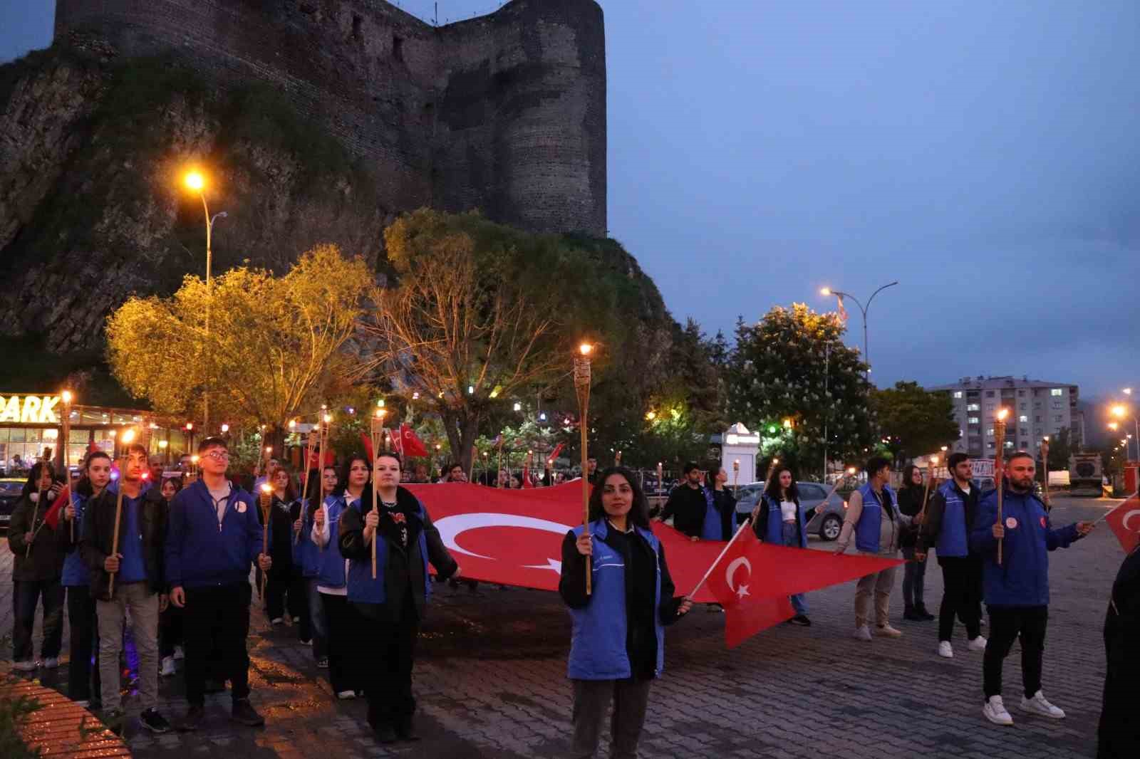 Gen&ccedil;ler meşalelerle y&uuml;r&uuml;d&uuml;
