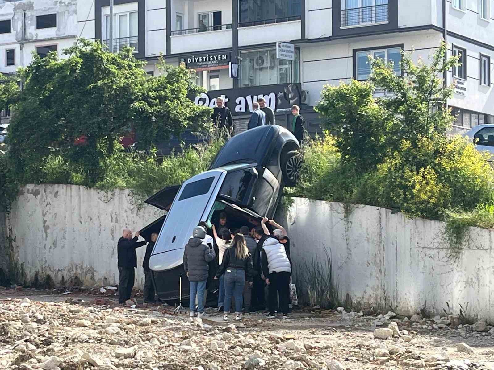 Samsun’da lüks cip istinat duvarından düştü: 2 yaralı