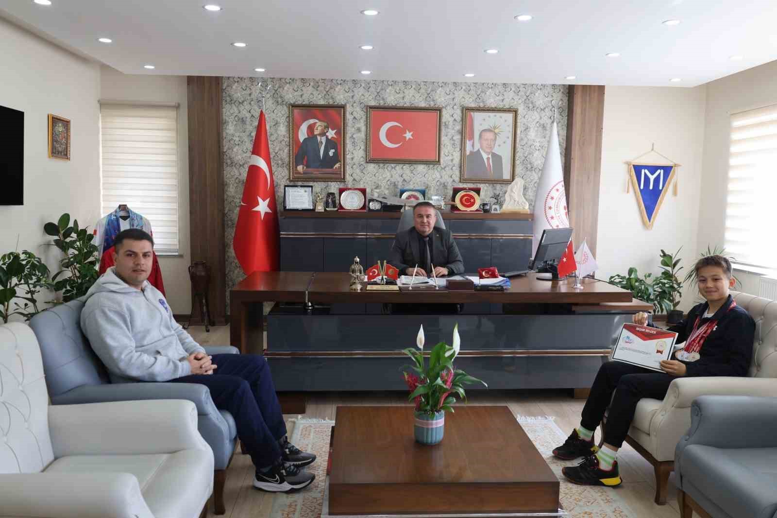 Başarılı gen&ccedil; sporcuyu makamında ağırladı
