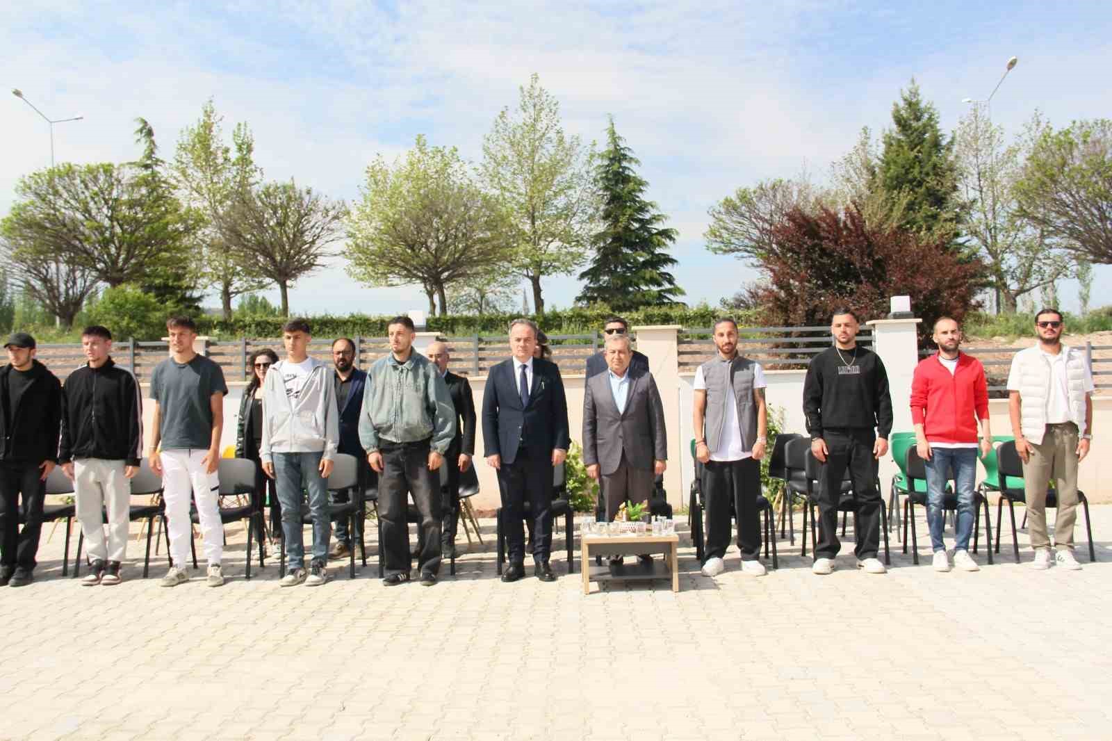 Eskişehirspor futbolcuları özel öğrencileri ziyaret etti