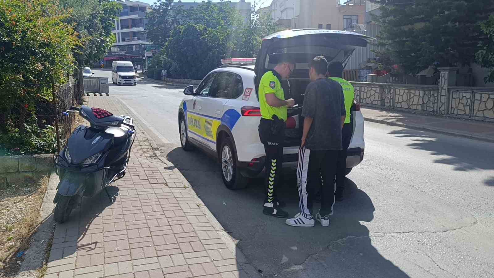 Karşıya ge&ccedil;meye &ccedil;alışırken motosikletin &ccedil;arptığı yaya yaralandı
