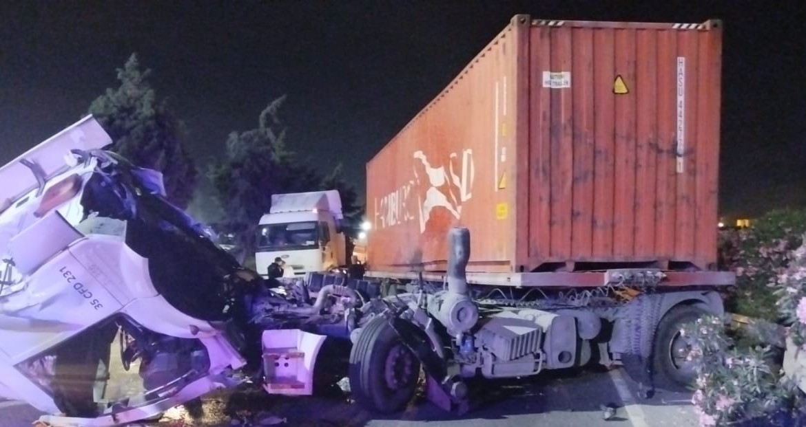 Konteyner yüklü tır bariyerlere çarptı: 2 yaralı