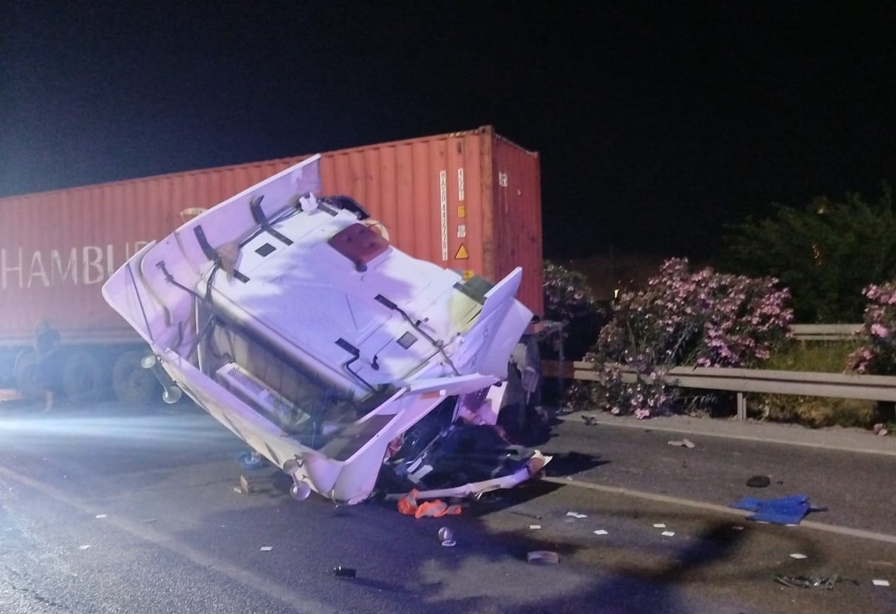 Konteyner y&uuml;kl&uuml; tır bariyerlere &ccedil;arptı: 2 yaralı
