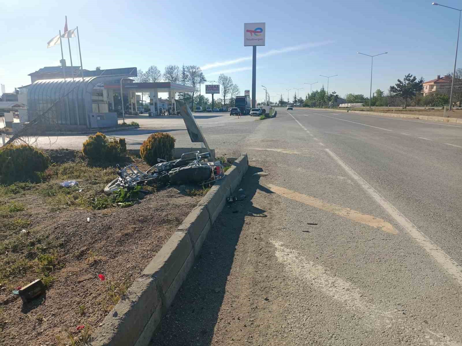 Isparta&rsquo;da kamyonet ile motosiklet &ccedil;arpıştı: 2 yaralı
