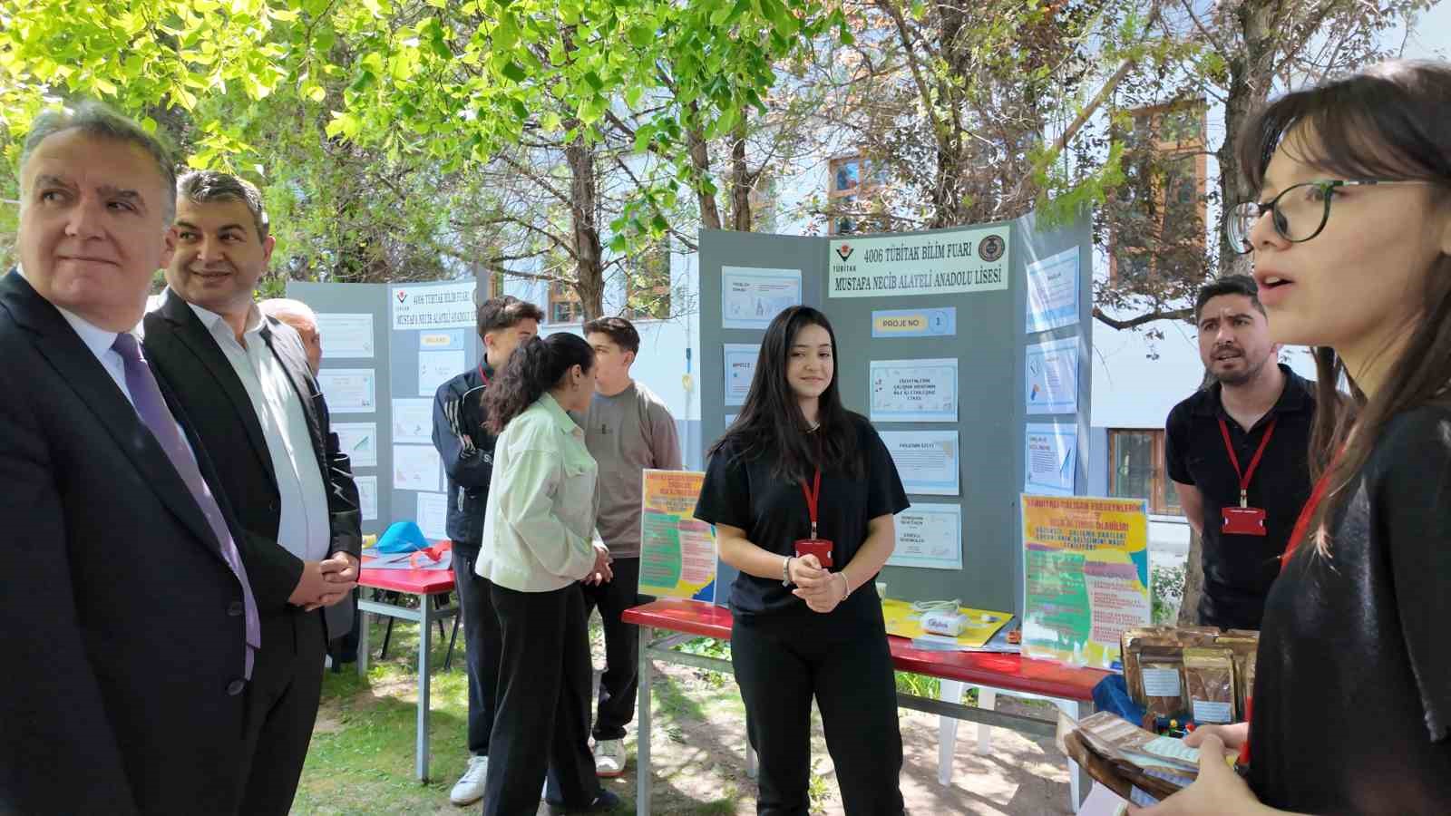 Gediz’de öğrencilerden ilgi çekici projeler; vardiyalı çalışmanın aile içi etkileri araştırıldı