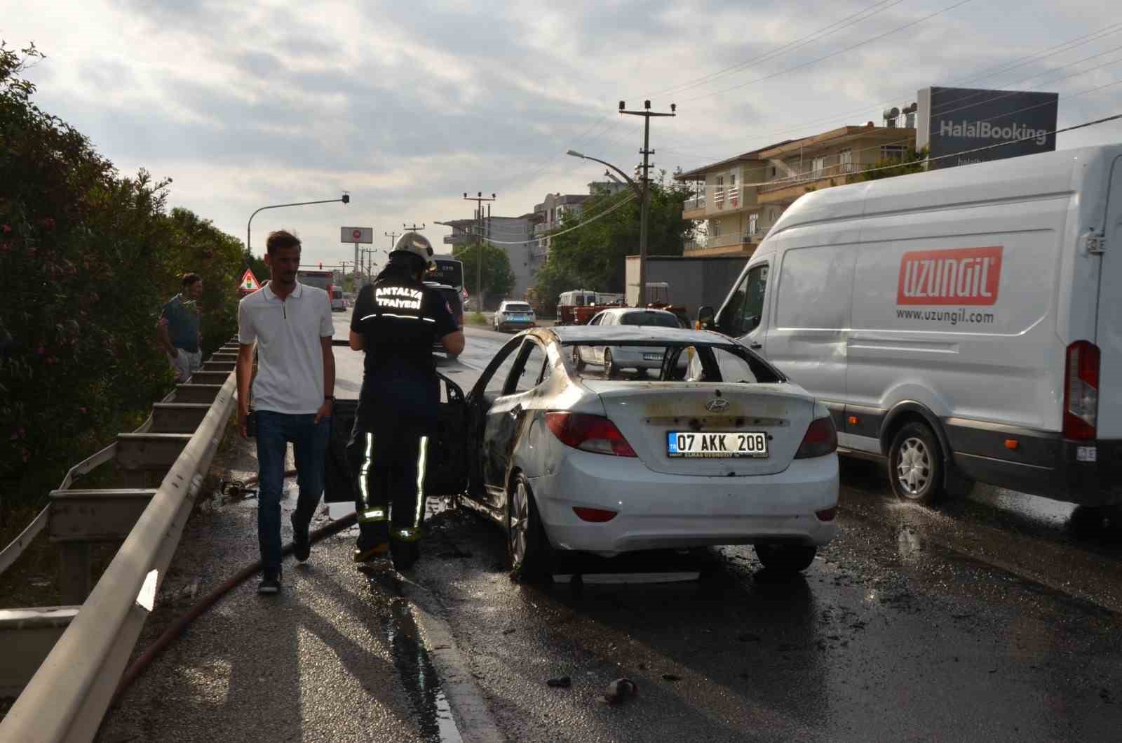Serik’te seyir halindeki otomobil alev alev yandı