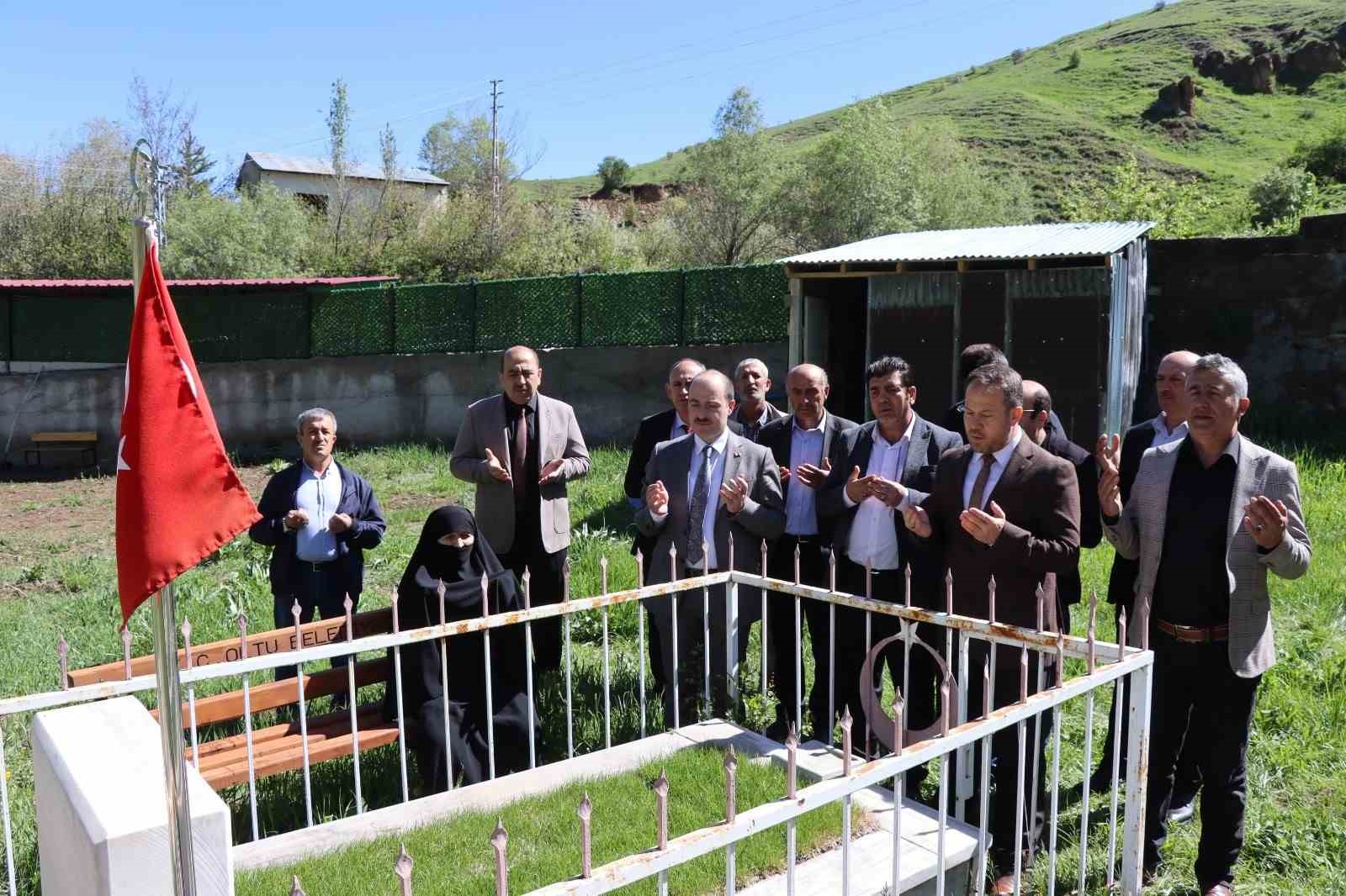 Şehide kabri başında anma