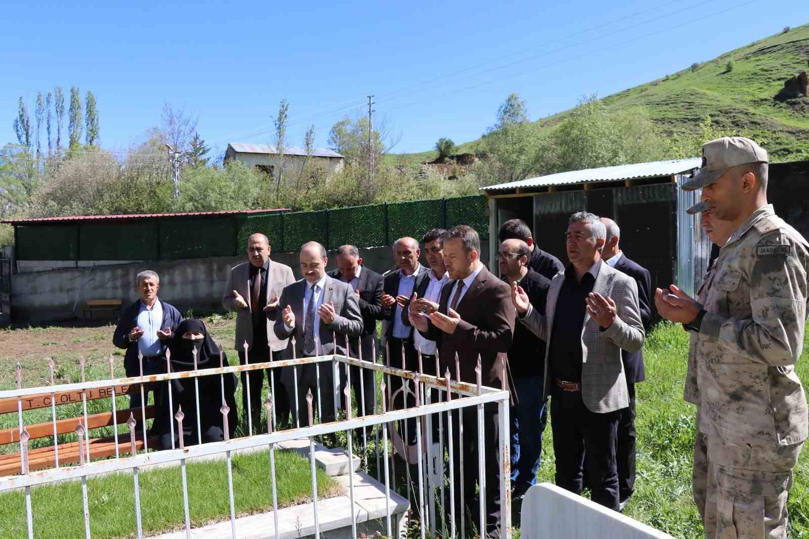Şehide kabri başında anma
