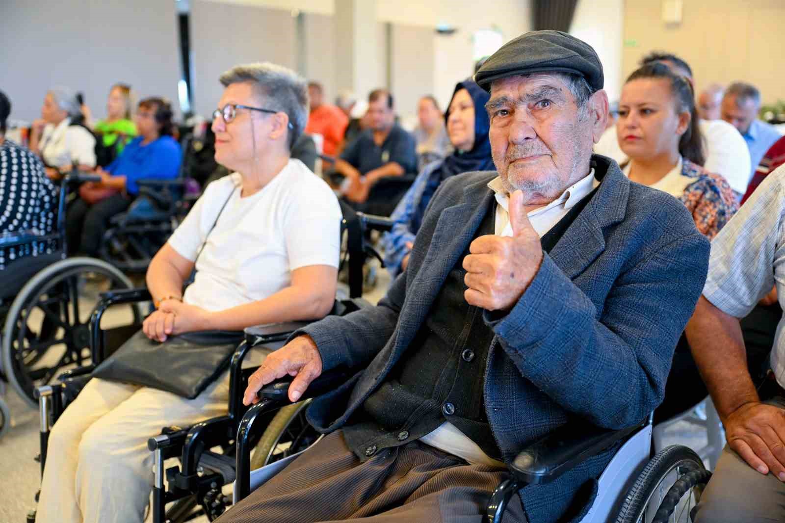 Mersin’de engellilere akülü sandalye desteği