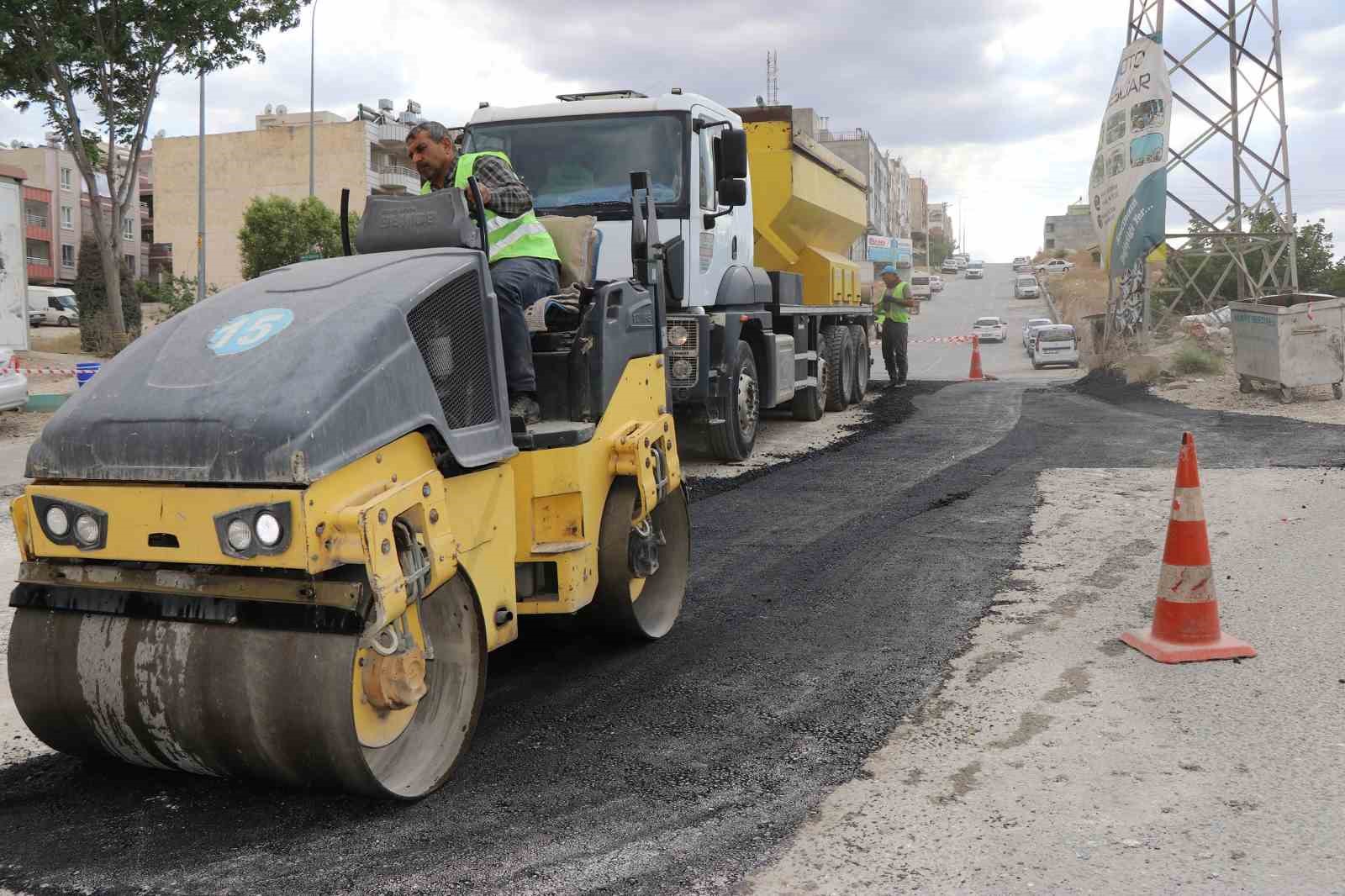Haliliye’de yollar sıcak asfaltla yenileniyor