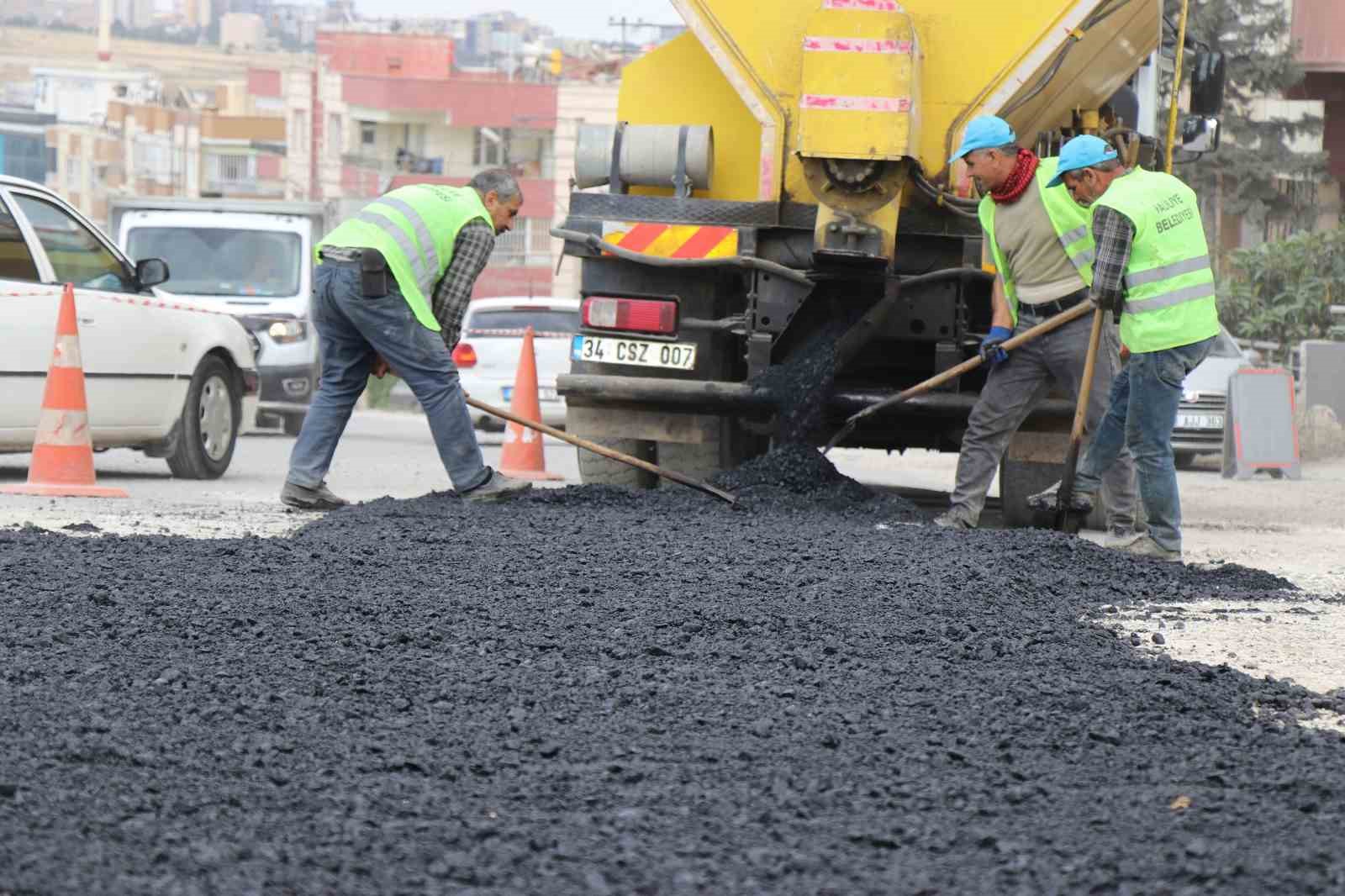 Haliliye’de yollar sıcak asfaltla yenileniyor