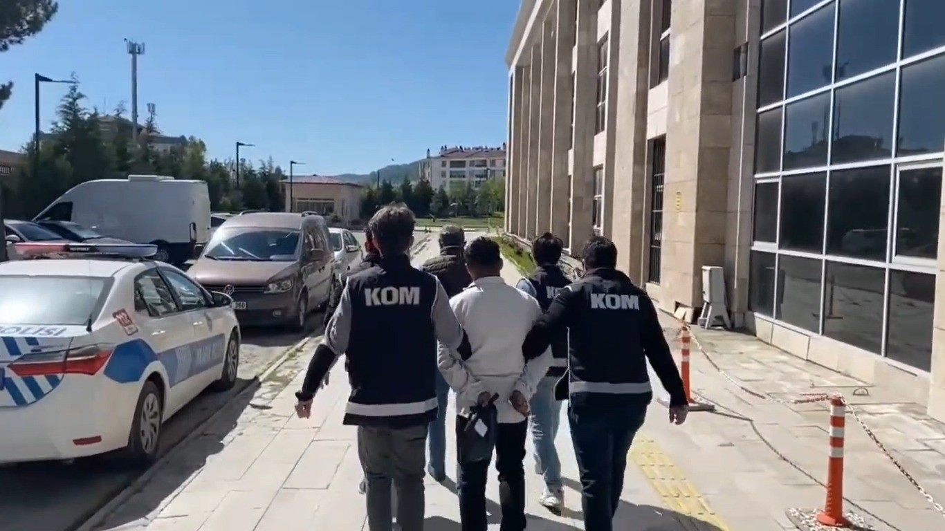 K&uuml;tahya&rsquo;da film gibi dolandırıcılık girişimini polis son anda &ouml;nledi
