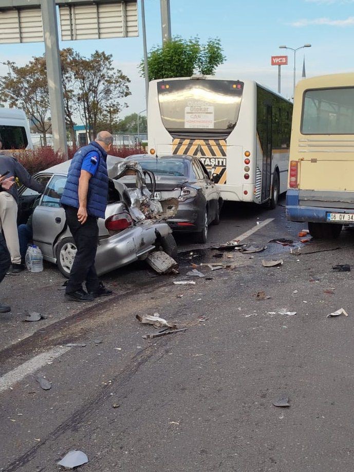 Ankara’da işçi servisi kırmızı ışıkta bekleyen araçlara çarptı: 14 yaralı