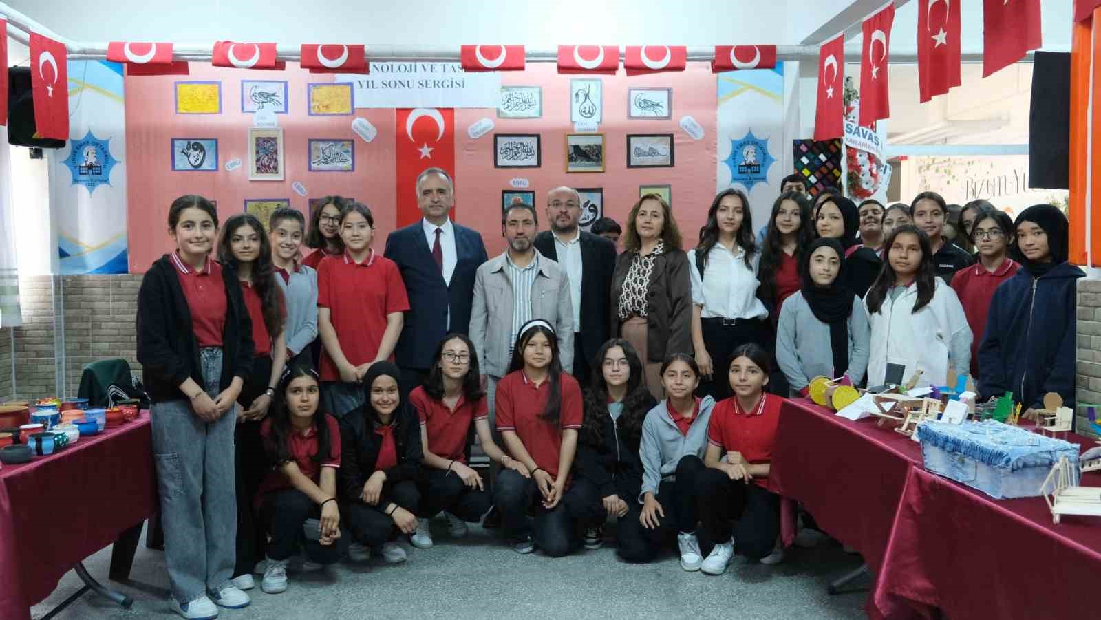 Karaman’da ortaokul öğrencilerinden yılsonu sergisi