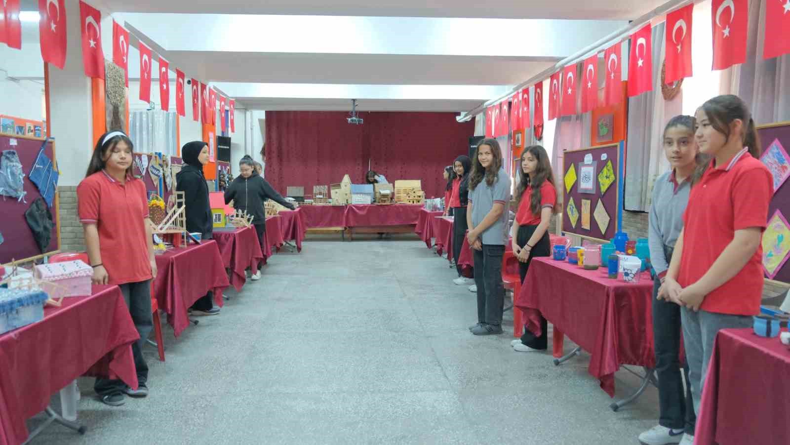 Karaman&rsquo;da ortaokul &ouml;ğrencilerinden yılsonu sergisi
