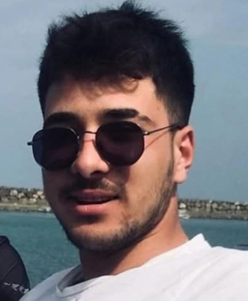 Baba kollarını tutup 16 yaşındaki oğluna &ouml;ld&uuml;rtm&uuml;ş
