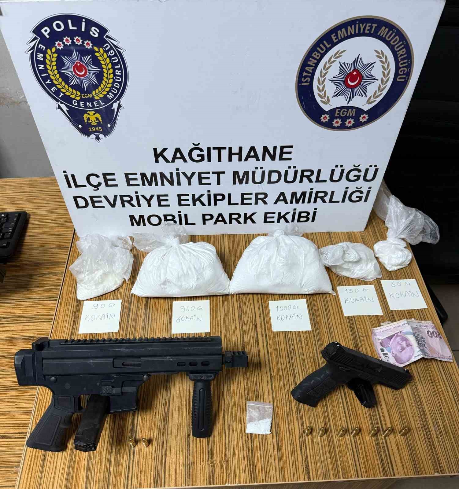 İstanbul’da metrobüs durağında uyuşturucu ticareti yapan 2 şüpheli yakalandı