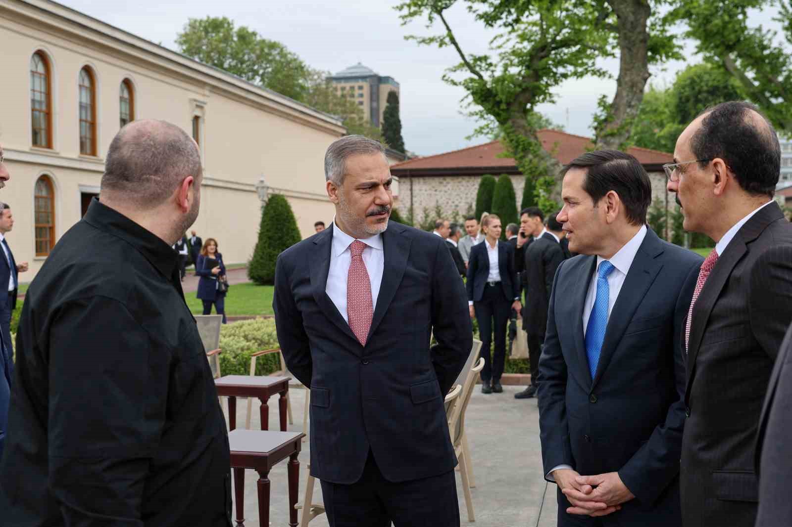 İstanbul’daki barış müzakeresi fotoğraf karelerine yansıdı