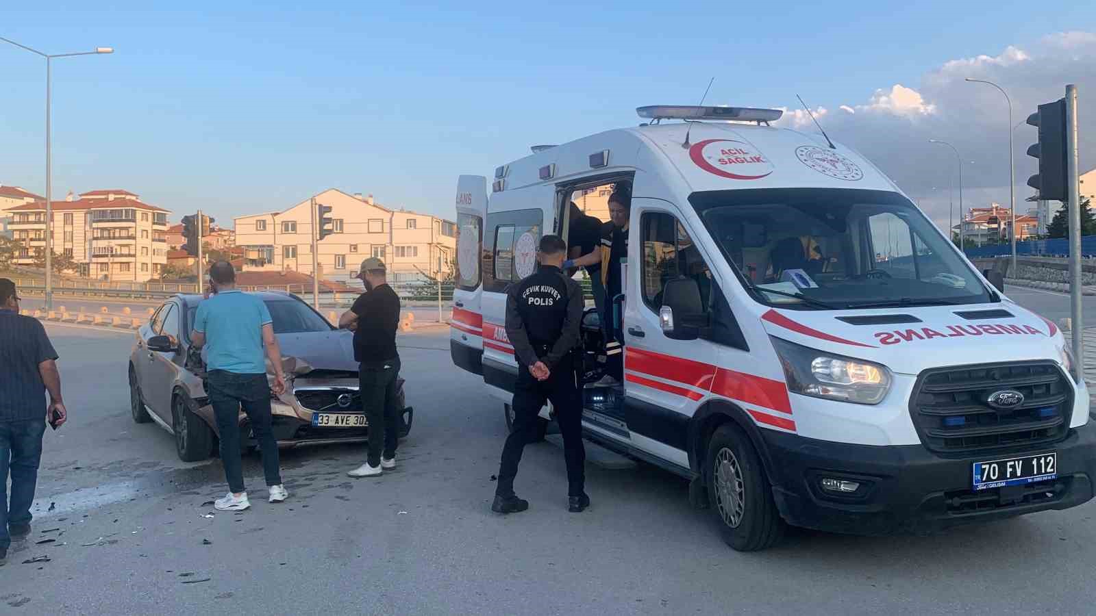 Karaman’da iki otomobil kavşakta çarpıştı: 1 yaralı