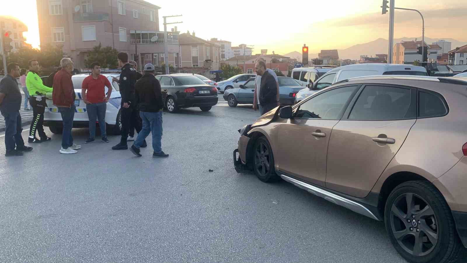 Karaman&rsquo;da iki otomobil kavşakta &ccedil;arpıştı: 1 yaralı
