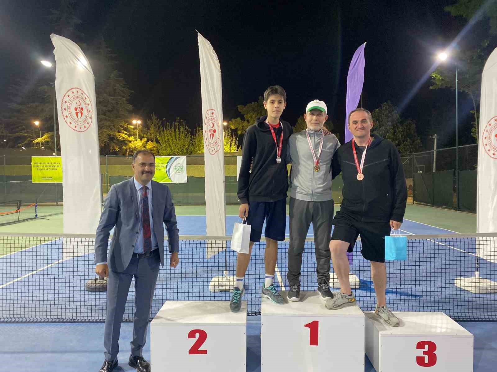 Spor kenti Demirci’de Gençlik Haftası Tenis Turnuvası tamamlandı