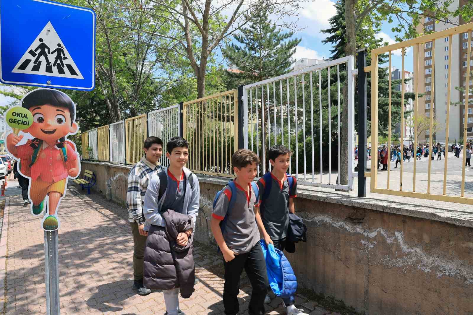 Talas’ta okul geçitlerine öğrenci güvenliği için sevimli uyarıcılar