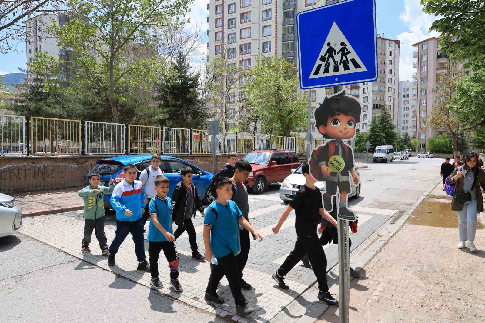 Talas’ta okul geçitlerine öğrenci güvenliği için sevimli uyarıcılar
