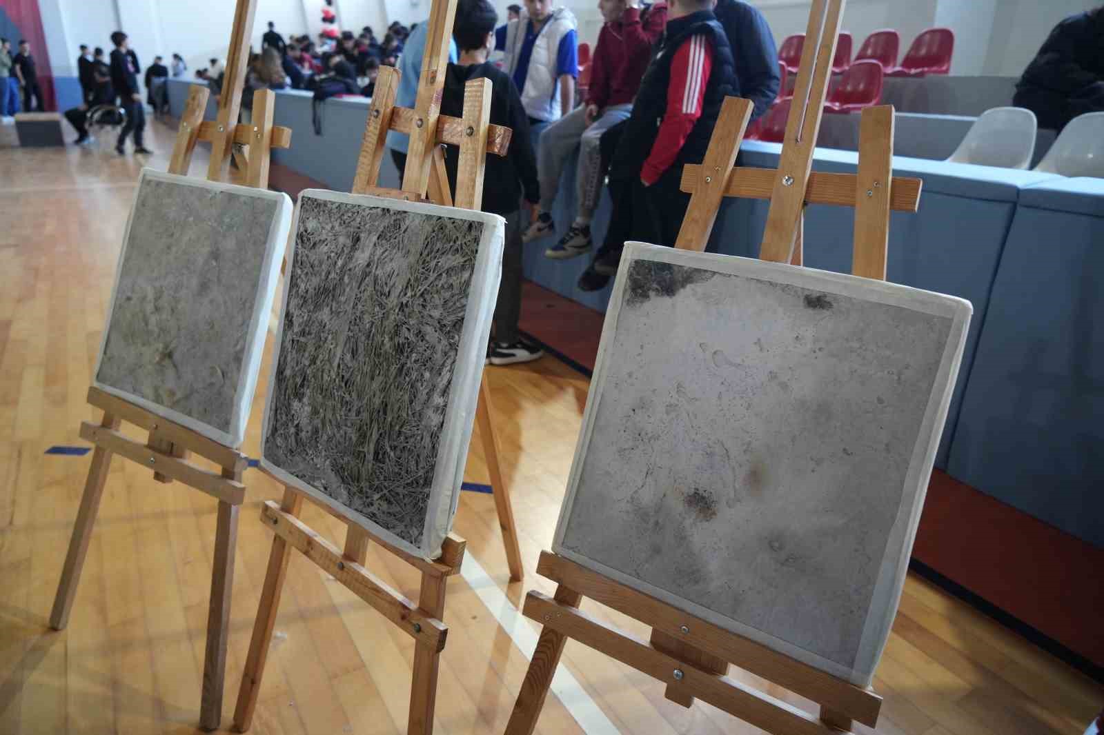 Koyun y&uuml;n&uuml;, ke&ccedil;i kılı ve &ccedil;am ağacı yaprağı yalıtım malzemesi oldu
