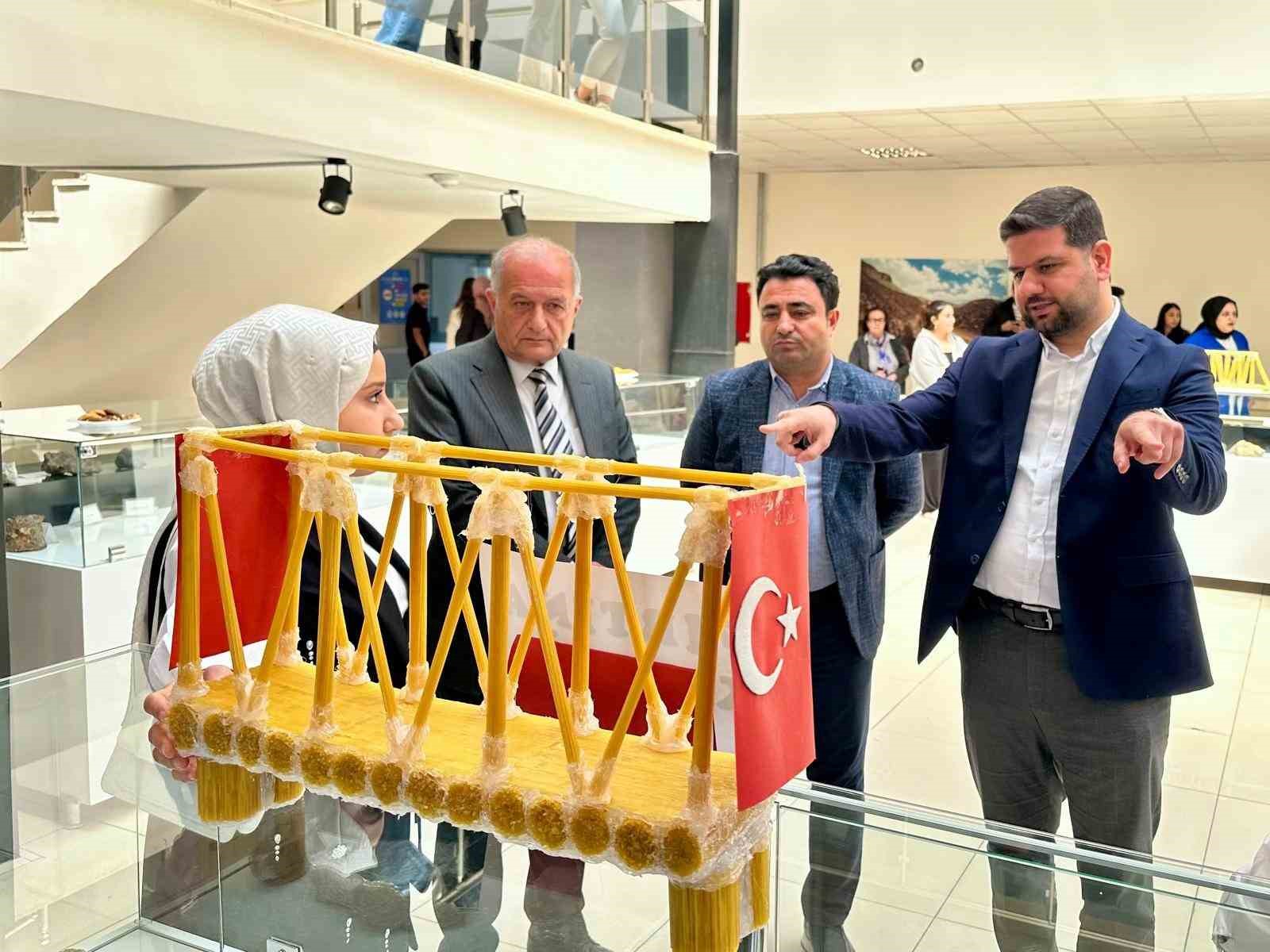 &Ccedil;ubuk makarnadan yapılan k&ouml;pr&uuml;ler yarıştı
