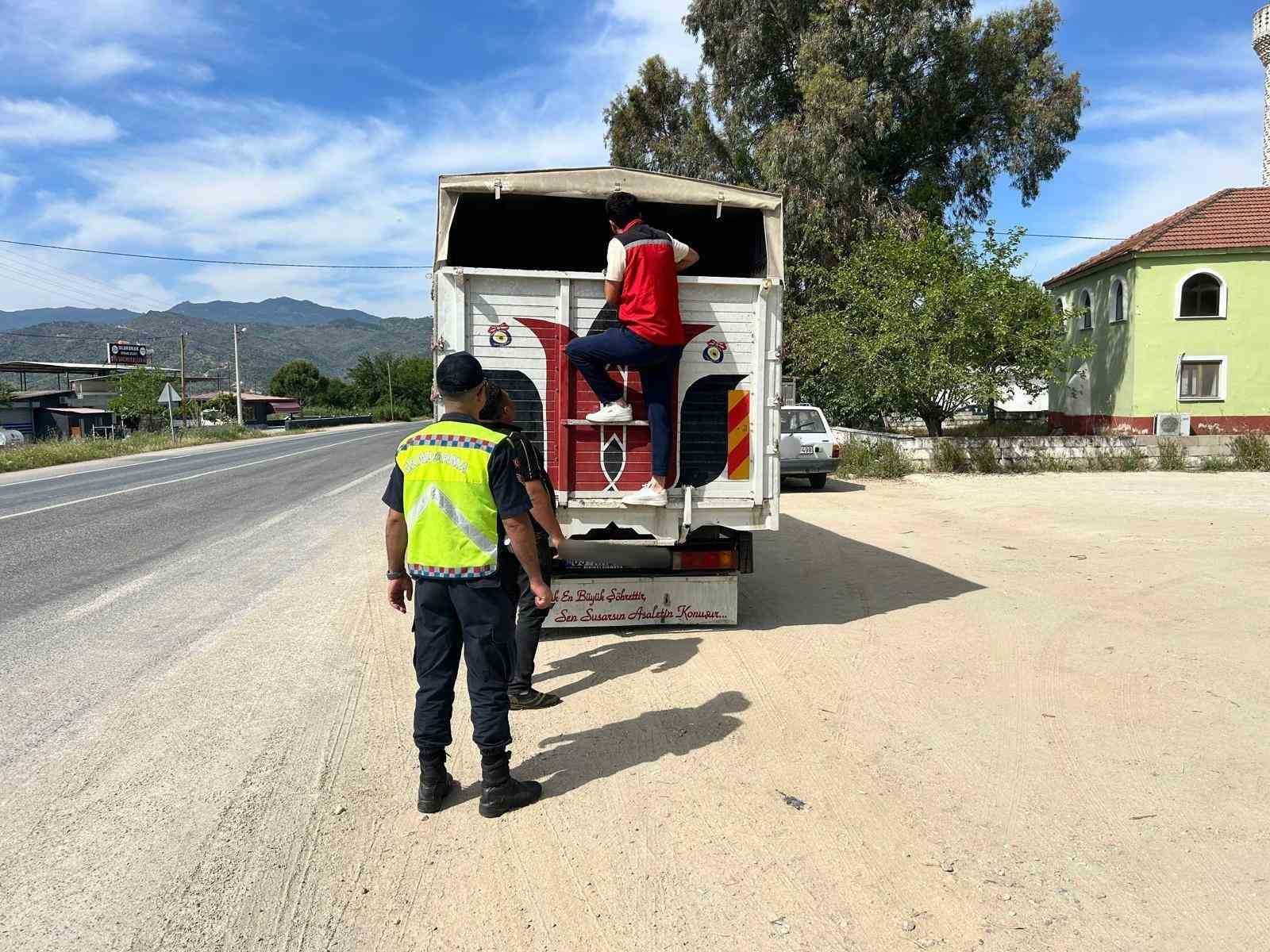 Eksik evrakla canlı hayvan taşıyan 2 kişi cezadan kaçamadı