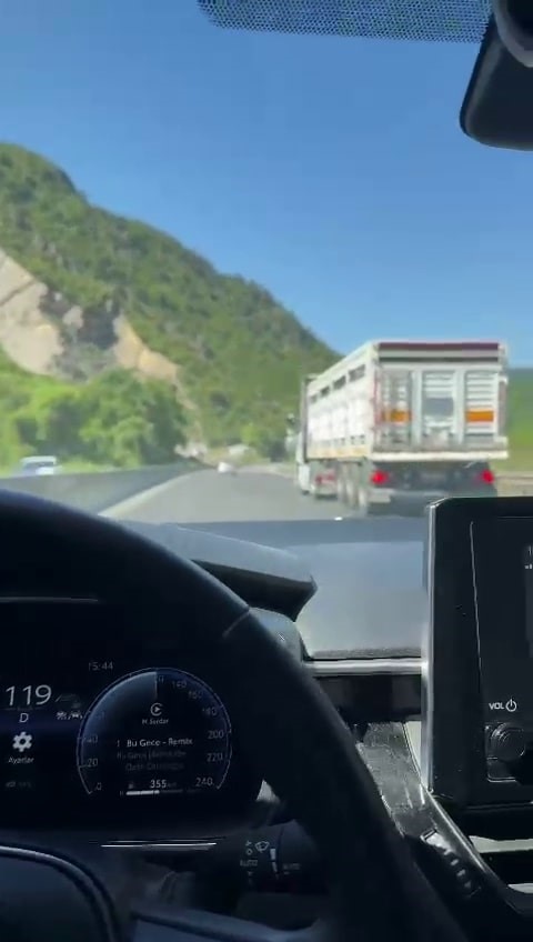 120 kilometre hızla gitti, &ouml;n&uuml;ndeki tıra yetişemedi
