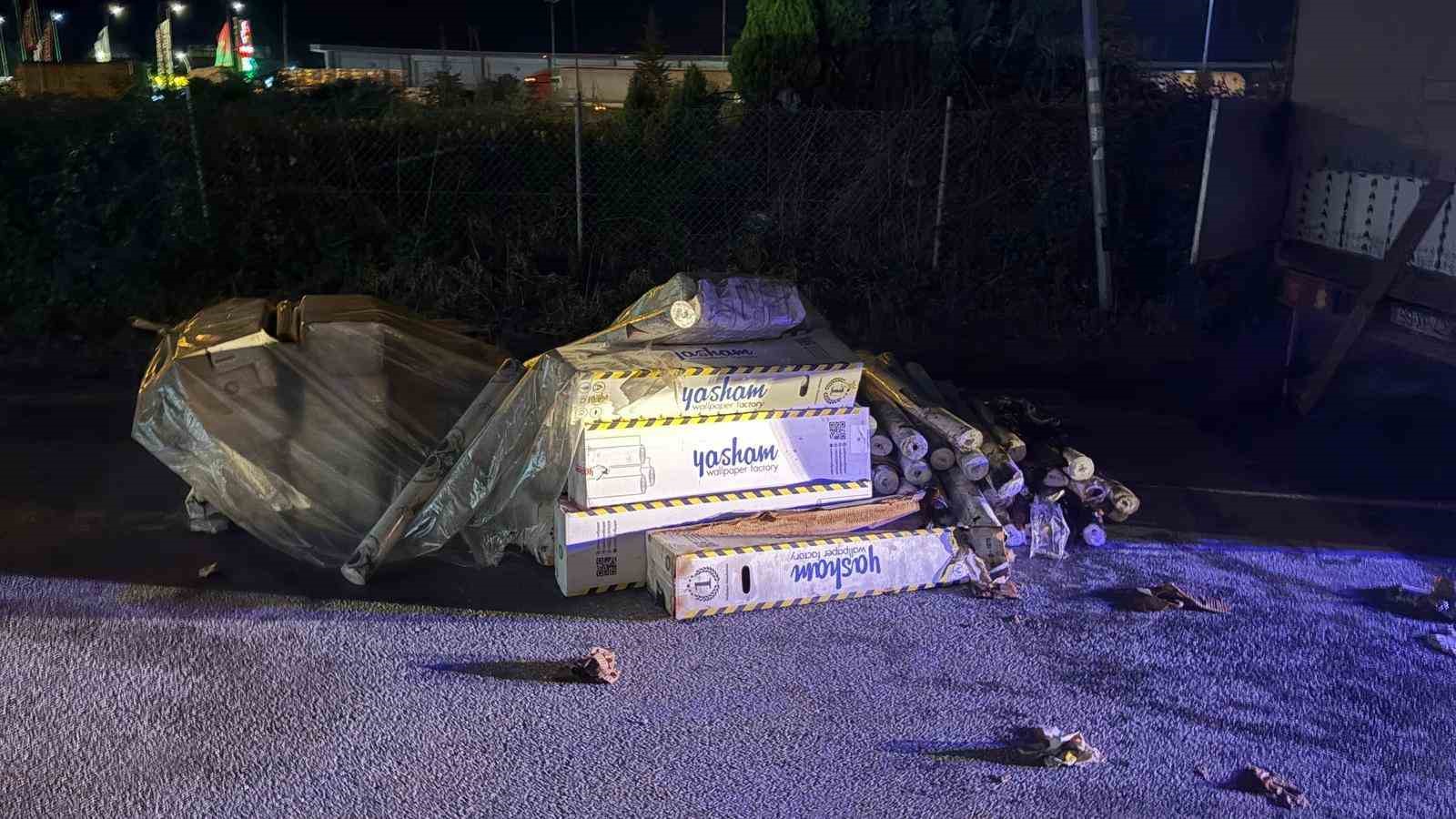 Dinlenme tesisinde park halindeki kamyonun kasasında yangın &ccedil;ıktı
