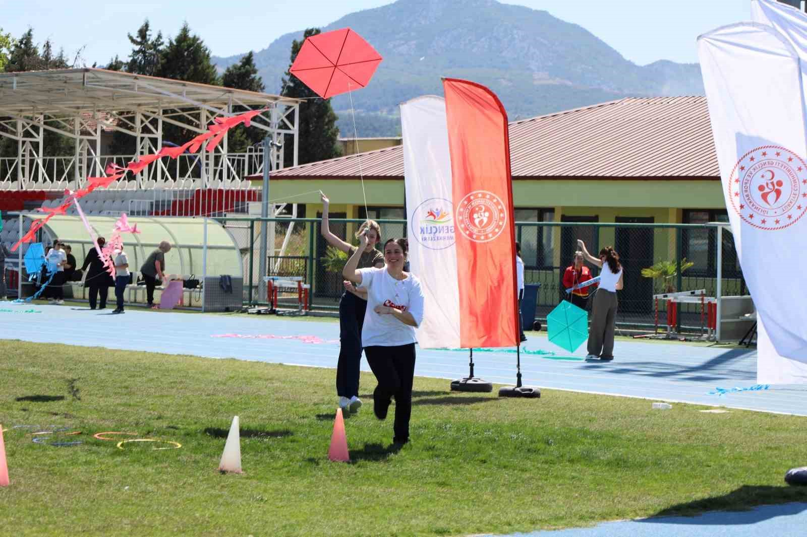 Manisa’da Uçurtma Şenliğinde özel bireyler ve gençler gökyüzüyle buluştu