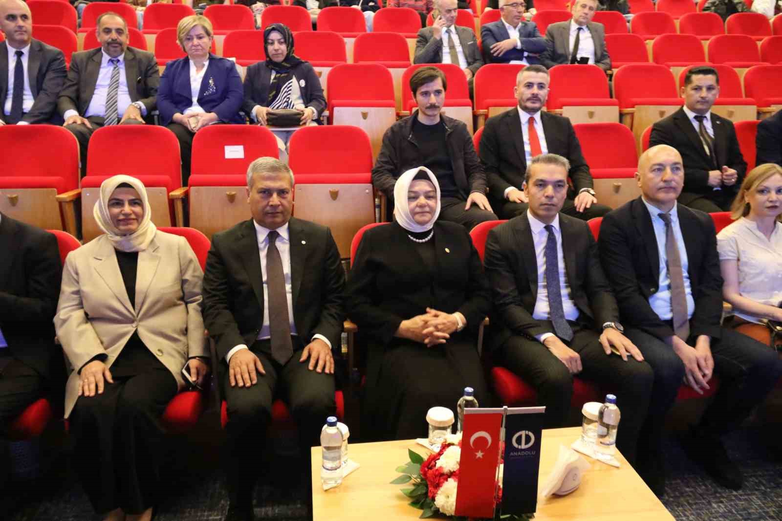 Rekt&ouml;r Adıg&uuml;zel kısıtlı imk&acirc;nlarla b&uuml;t&uuml;n &ccedil;ocuklarını okutan ailesinden bahsederken duygulandı
