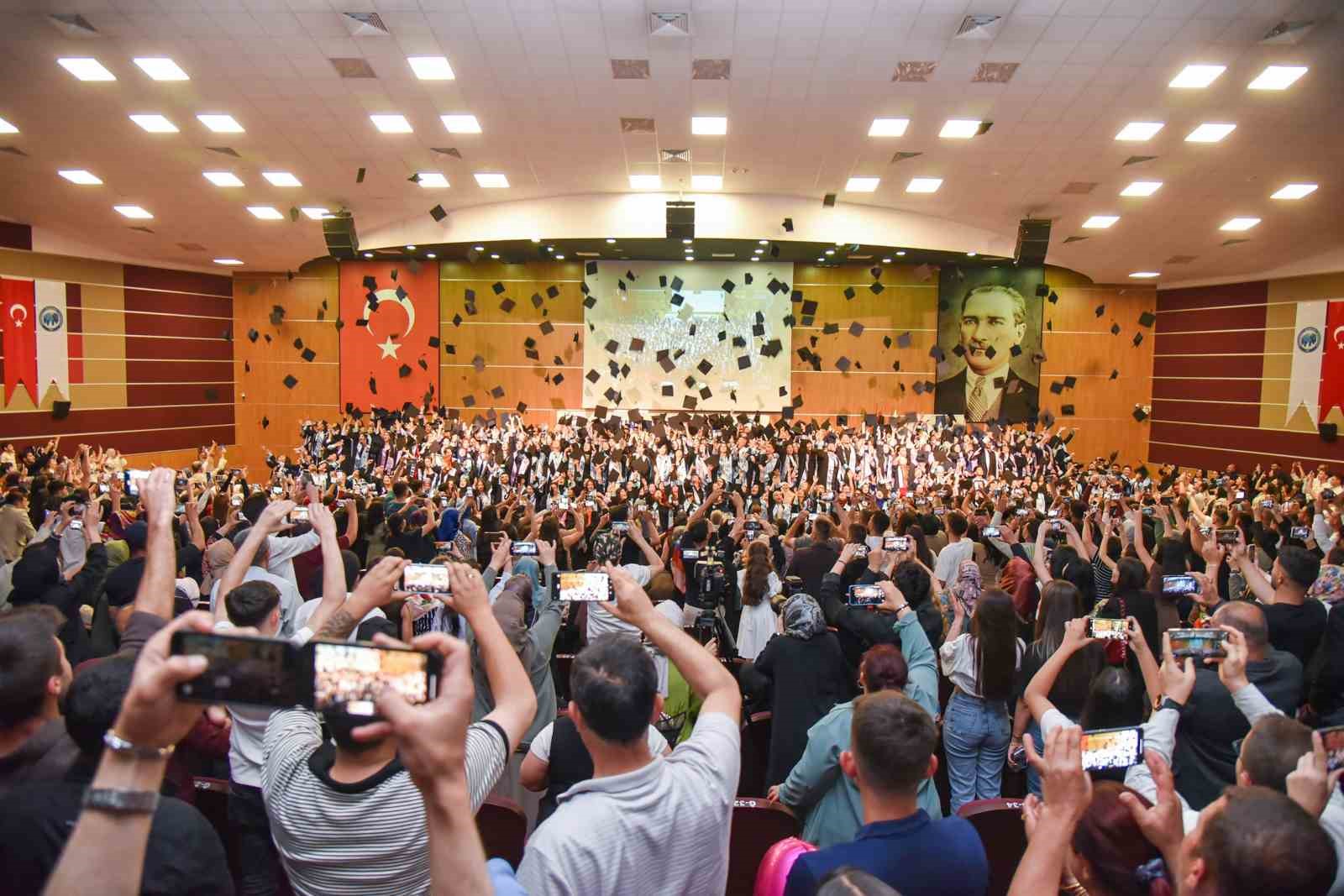 KM&Uuml;&rsquo;de ilk mezuniyet heyecanı
